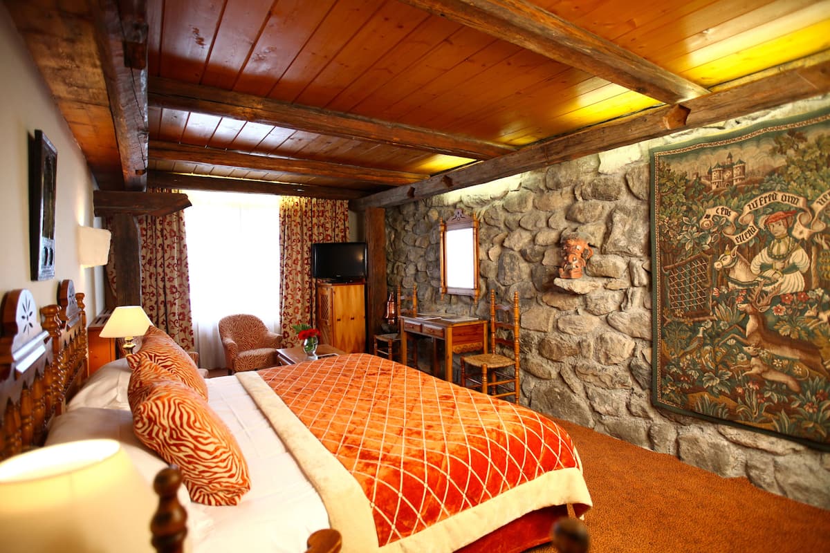 Minibar, in-room safe, blackout drapes, soundproofing