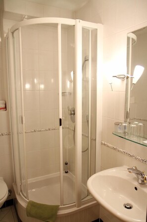 مستلزمات مجانية للعناية الشخصية، مجففات شعر، أرضية مُدفئة (حمّام)، مناشف