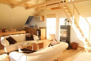 تلفزيون بشاشة مسطحة بحجم 60-سم يعرض قنوات فضائية، تلفزيون