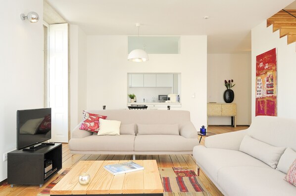 Departamento Deluxe, 1 habitación | Sala de estar | Televisión de pantalla plana 