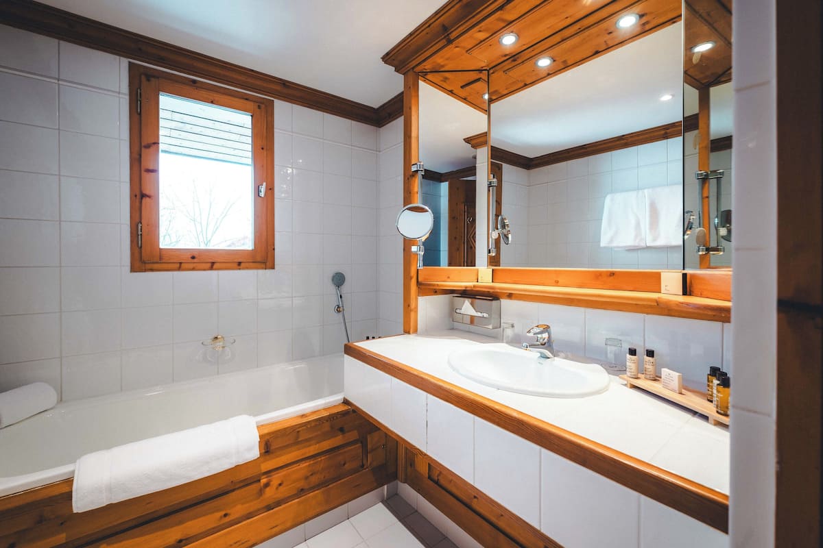 classic double or twin room, slope side | bathroom | free toiletries, hair dryer, bathrobes, slippers