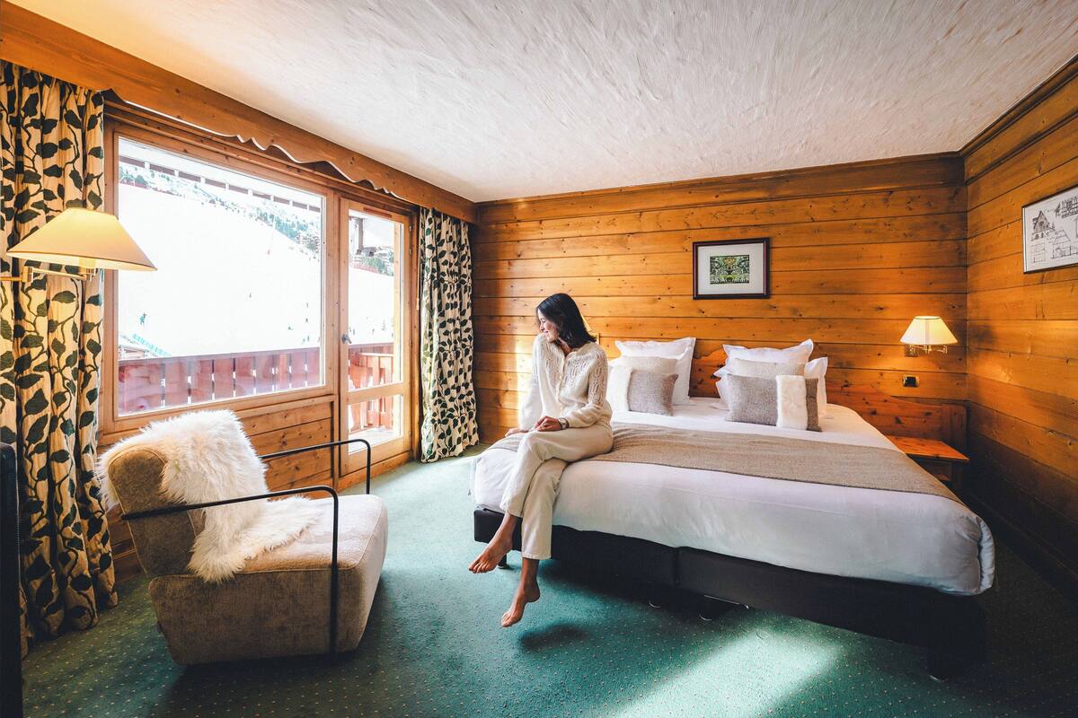 suite, fireplace | minibar, in-room safe, desk, blackout curtains