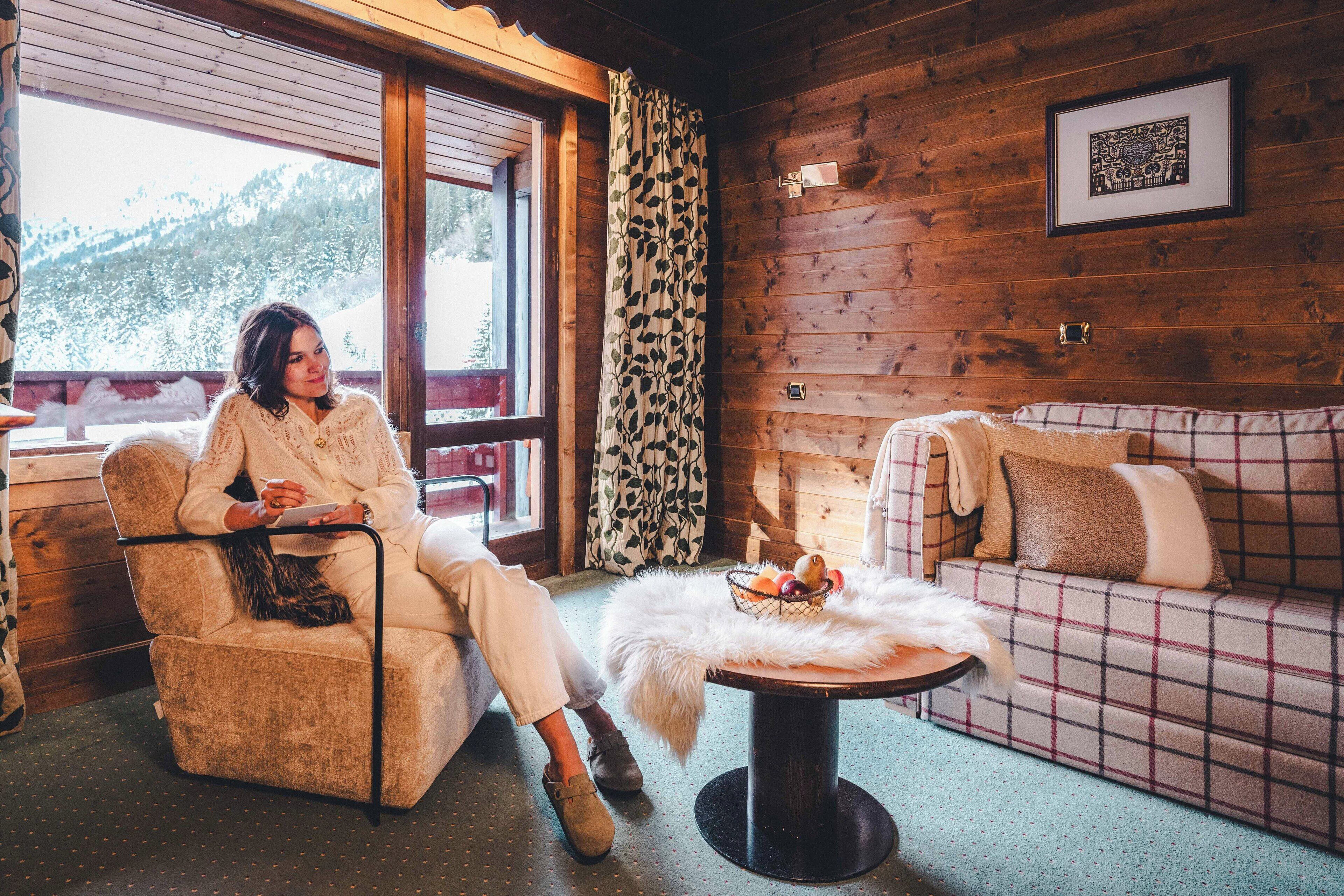 suite | living area | flat-screen tv