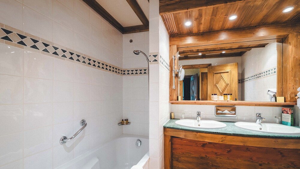 Hotel 4 Étoiles Le Mont Vallon Méribel by null