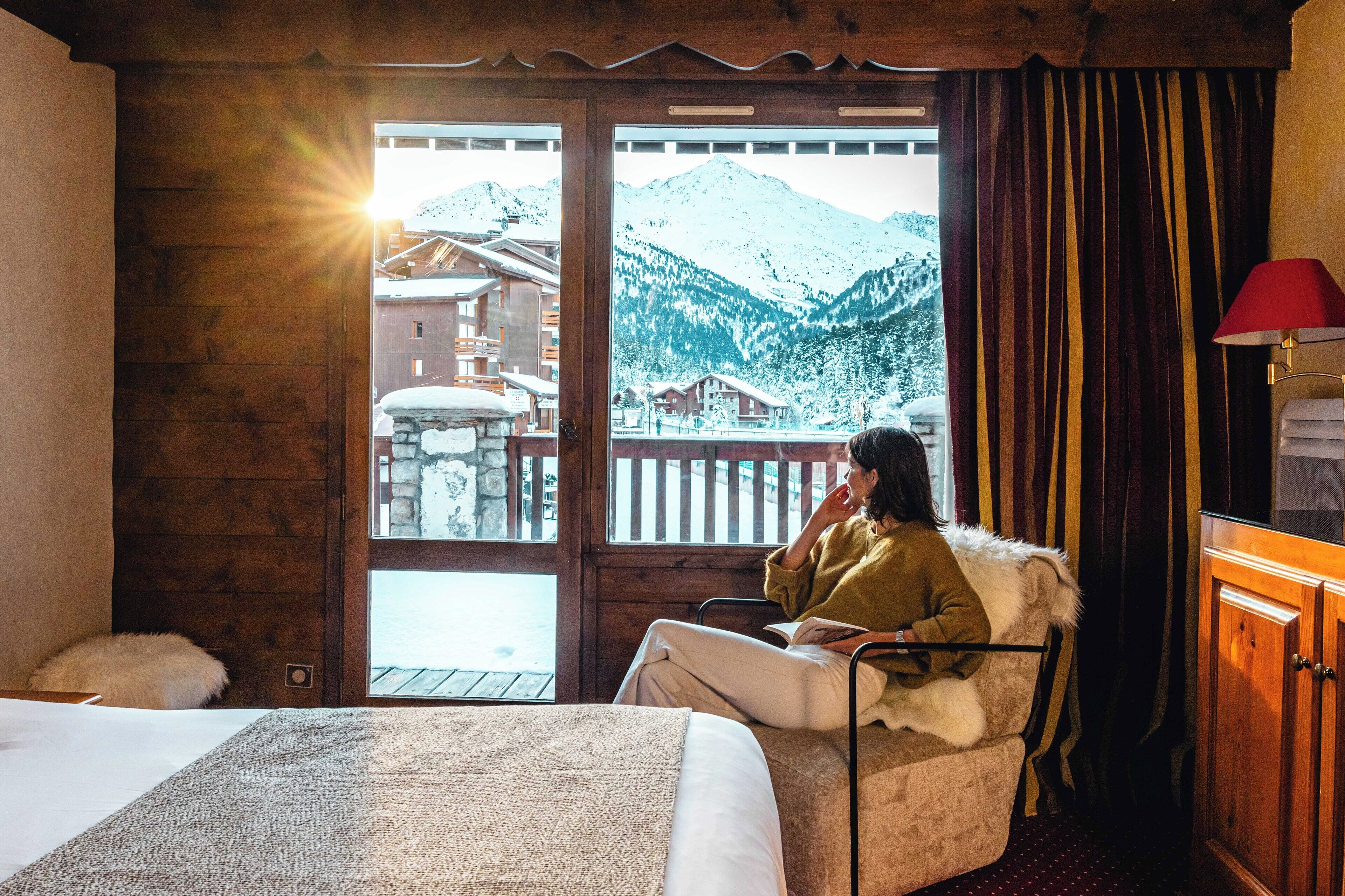 Habitación clásica con 1 cama matrimonial o 2 individuales, junto a la montaña | Minibar, caja de seguridad en la habitación y escritorio 