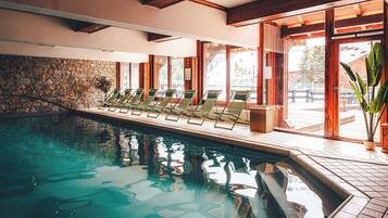 Piscina interna, espreguiçadeiras