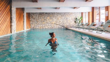 室内游泳池，日光浴躺椅