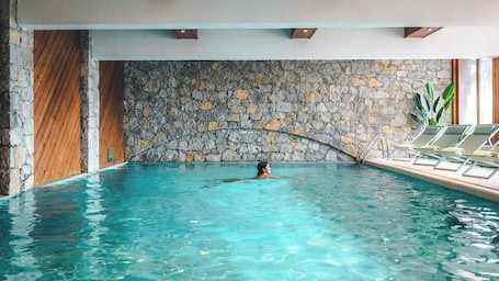 Indoor pool, sun loungers