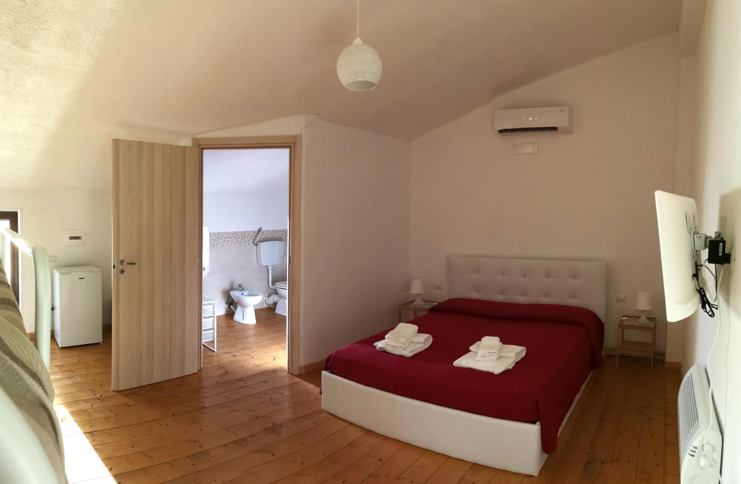 Individuell dekoriert, individuell eingerichtet, Schreibtisch