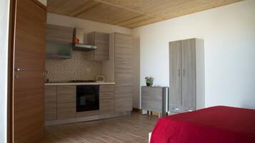 Con stile personalizzato, con arredamento individuale, una scrivania