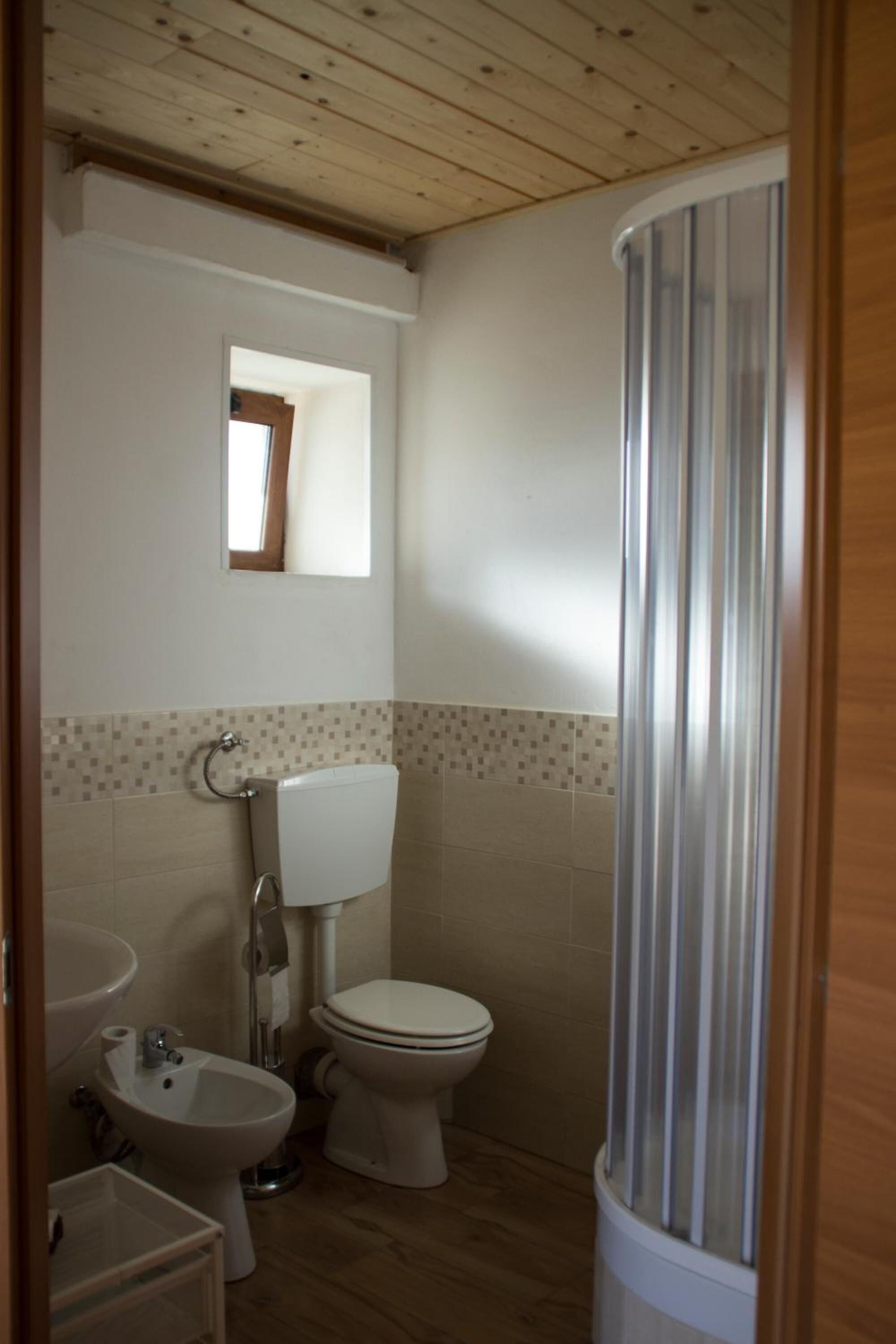 Ducha, artículos de tocador gratuitos, secador de pelo, bidet
