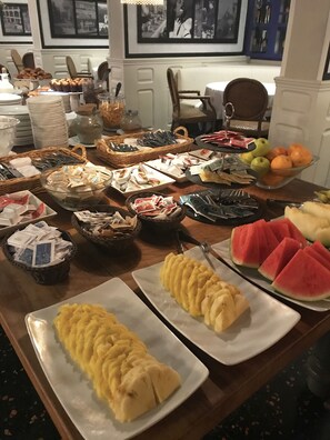 A buffet table with various food items and utensils. - Hotel & Restaurant Vostra Llar (Palamós)