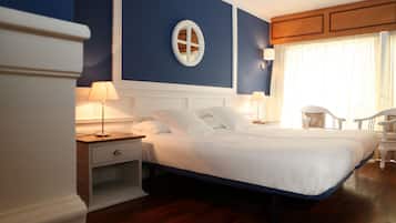 Kamer, 1 twee- of 2 eenpersoonsbedden, terras, uitzicht op tuin | Een kluis op de kamer, individueel gemeubileerd, een bureau