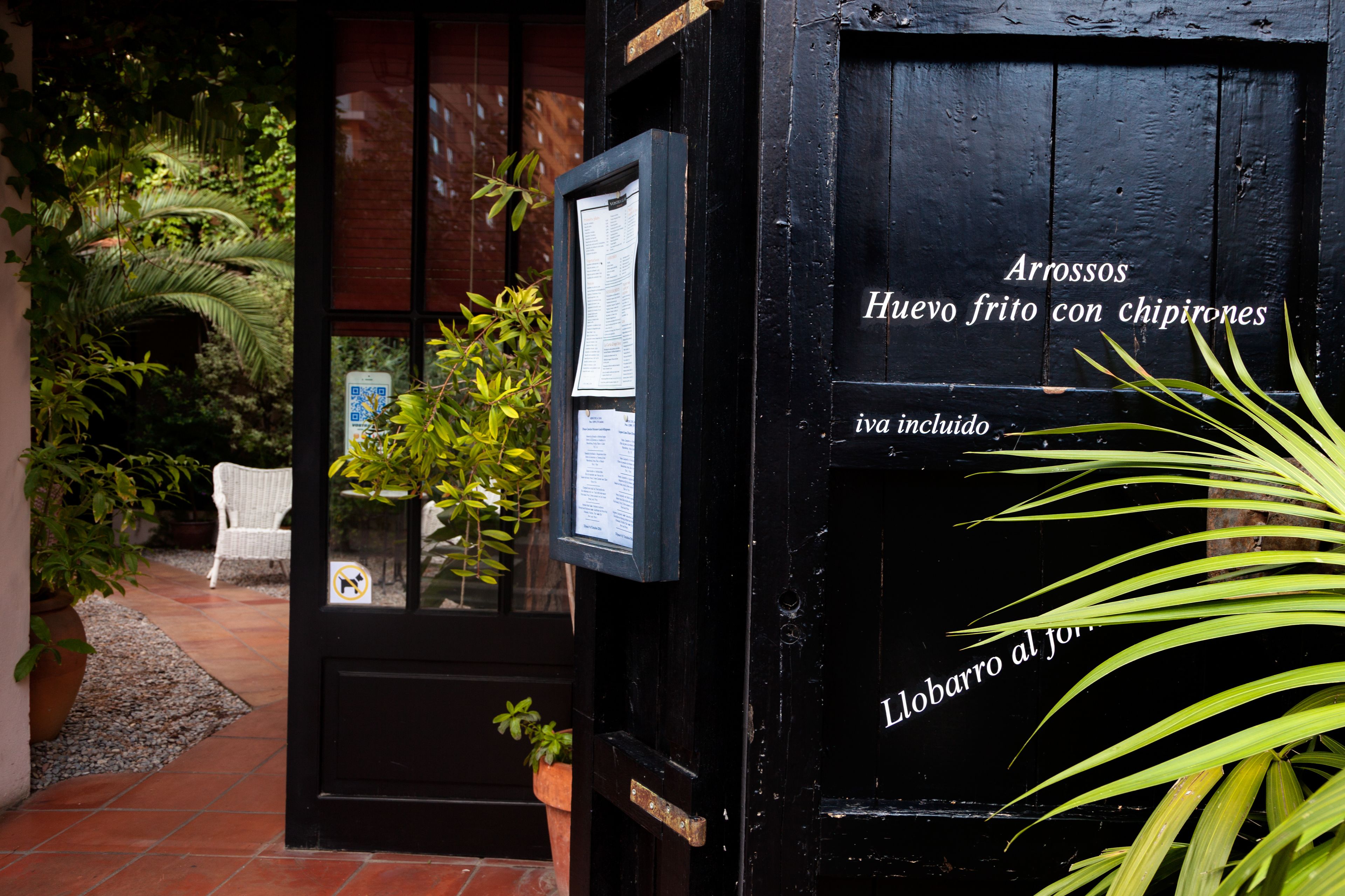 breakfast, lunch and dinner served