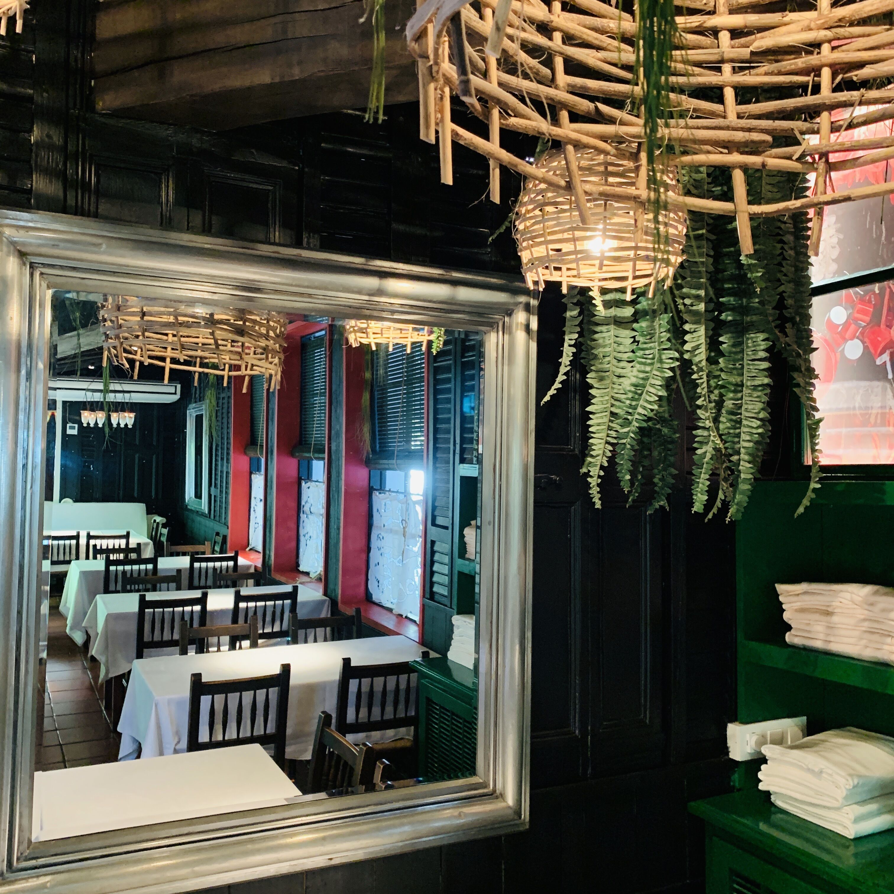 breakfast, lunch and dinner served