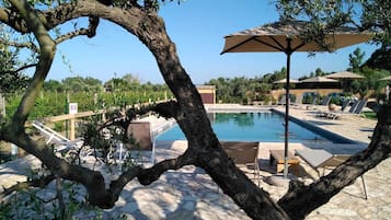 Piscine extérieure (ouverte en saison), parasols de plage