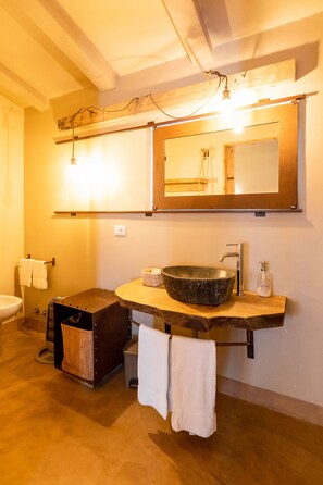 Deluxe-værelse - 1 soveværelse - privat badeværelse - udsigt til pool | Badeværelse | Bruser, gratis toiletartikler, hårtørrer, bidet