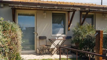 Chambre Deluxe, 1 chambre, salle de bains privée, vue piscine | Terrasse/Patio