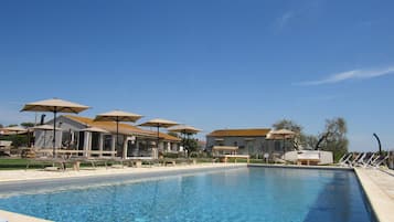 Piscina stagionale all'aperto, ombrelloni da piscina, lettini