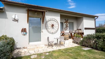Doppia Superior, 1 camera da letto, bagno privato, vista piscina | Terrazza/patio
