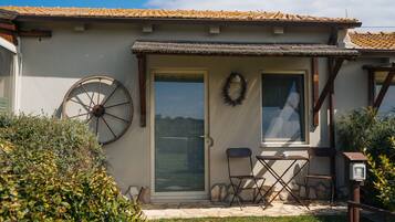 Comfort-Doppelzimmer, 1 Schlafzimmer, eigenes Bad, Poolblick | Terrasse/Patio