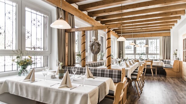 A restaurant with wooden beams, white tables, and a cozy atmosphere. - Hotel Frauensteiner Hof (Frauenstein)