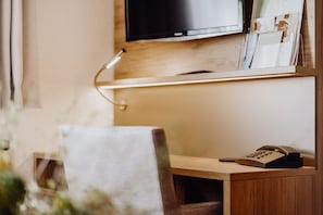 舒適雙人房 | 房內夾萬、書桌、免費 Wi-Fi、床單