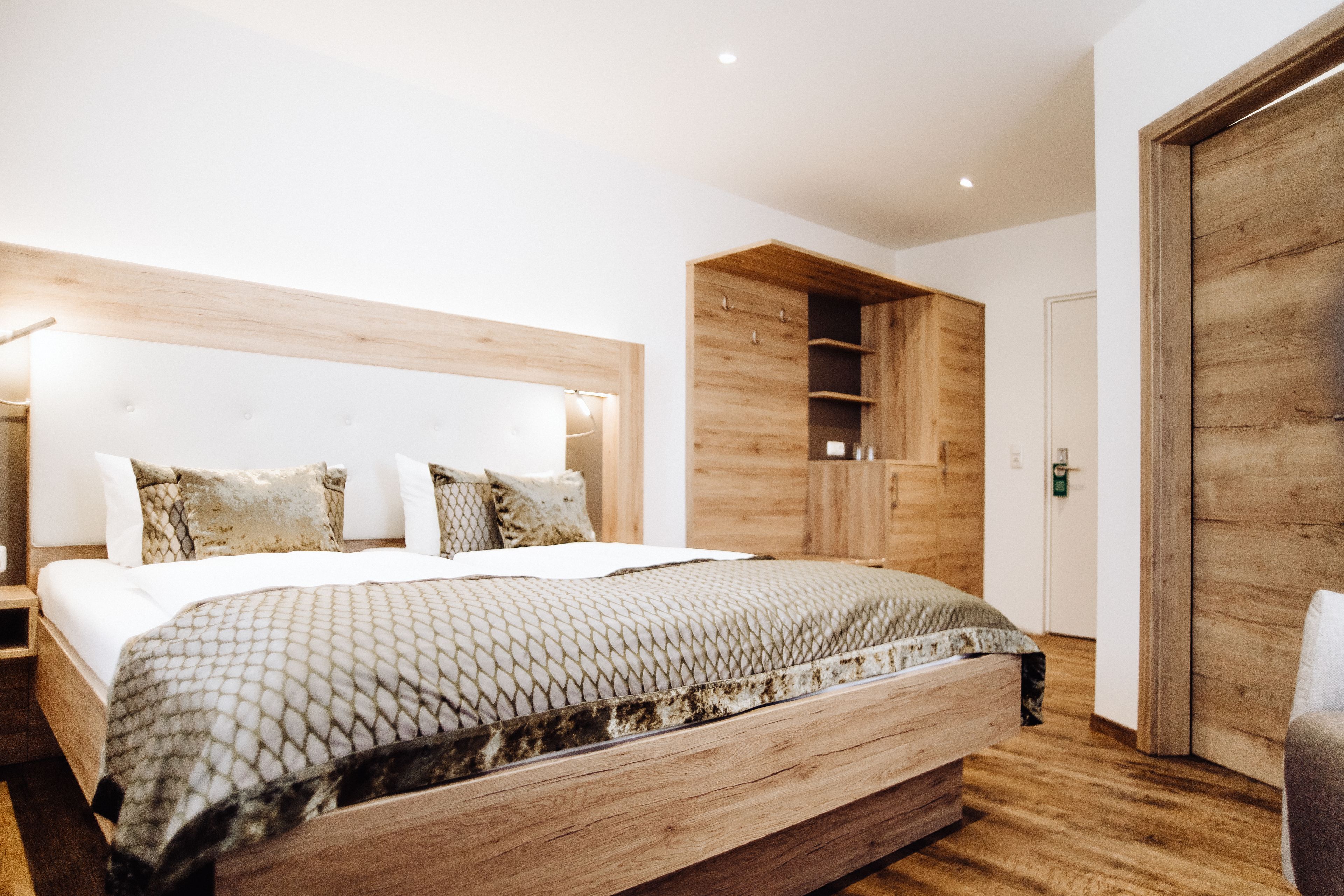 Comfort Double Room | In-room safe, desk, free WiFi, bed sheets