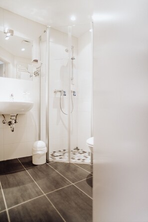 Comfort Double Room | Bathroom | Shower, free toiletries, towels - Hotel Frauensteiner Hof (Frauenstein)