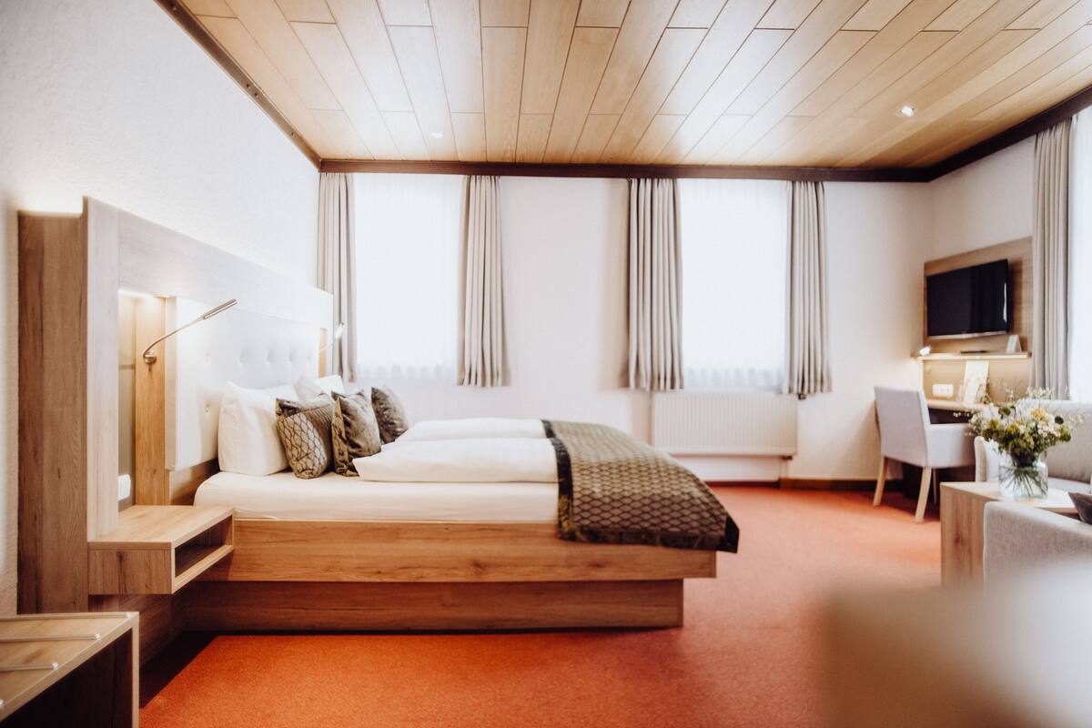 Comfort Triple Room | In-room safe, desk, WiFi (free), bed sheets