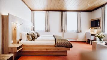 Comfort-Dreibettzimmer | Zimmersafe, Schreibtisch, kostenloses WLAN, Bettwäsche