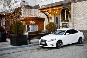 住宿正面 - 傍晚/夜晚