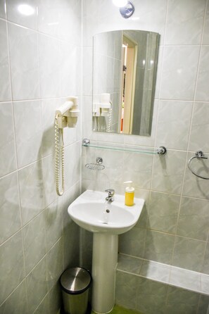 Shower, free toiletries, hair dryer - Express Hotel (Krasnodar)