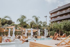 Indoor pool, outdoor pool, sun loungers - Hotel Palas Pineda (Vila-Seca)