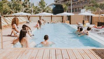 Piscina coberta, piscina a l'aire lliure i gandules