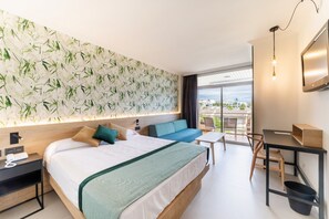 Superior Room, Balcony | Minibar, in-room safe, desk, bed sheets - Hotel Palas Pineda (Vila-Seca)