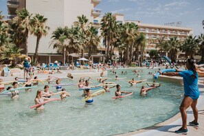 Piscine couverte, piscine extérieure, chaises longues