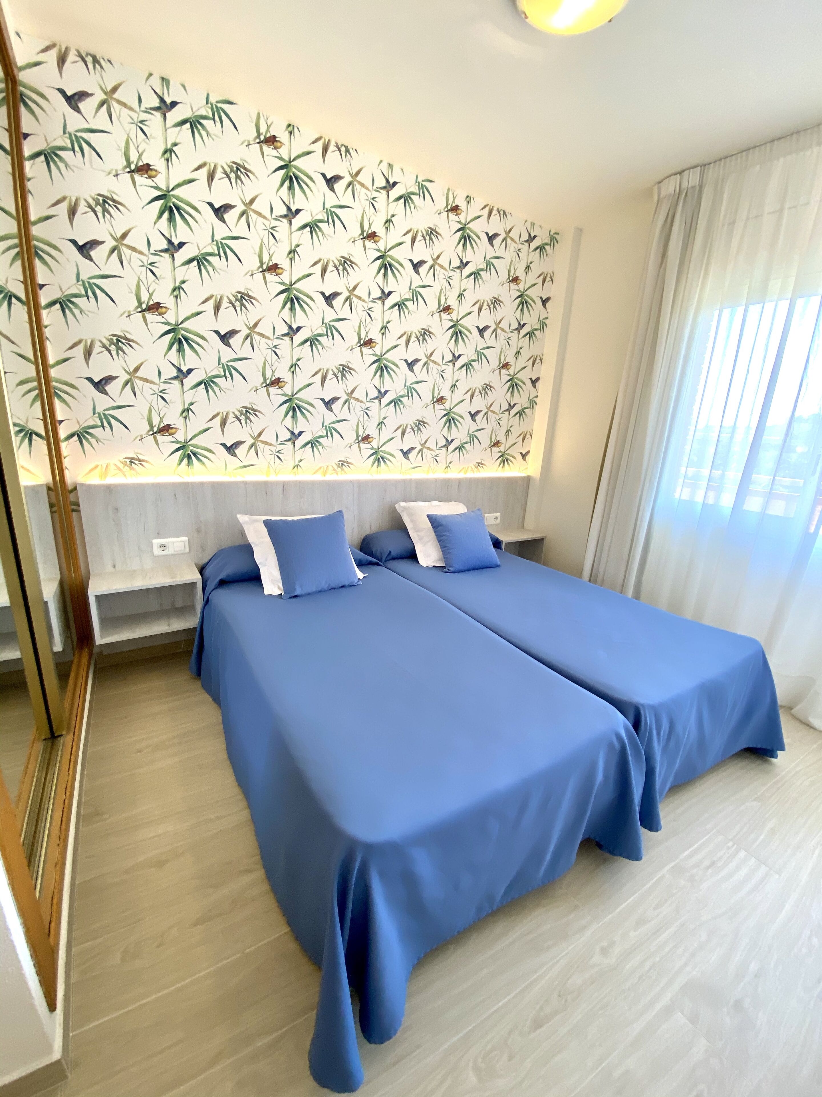 Een minibar, een kluis op de kamer, een bureau, beddengoed
