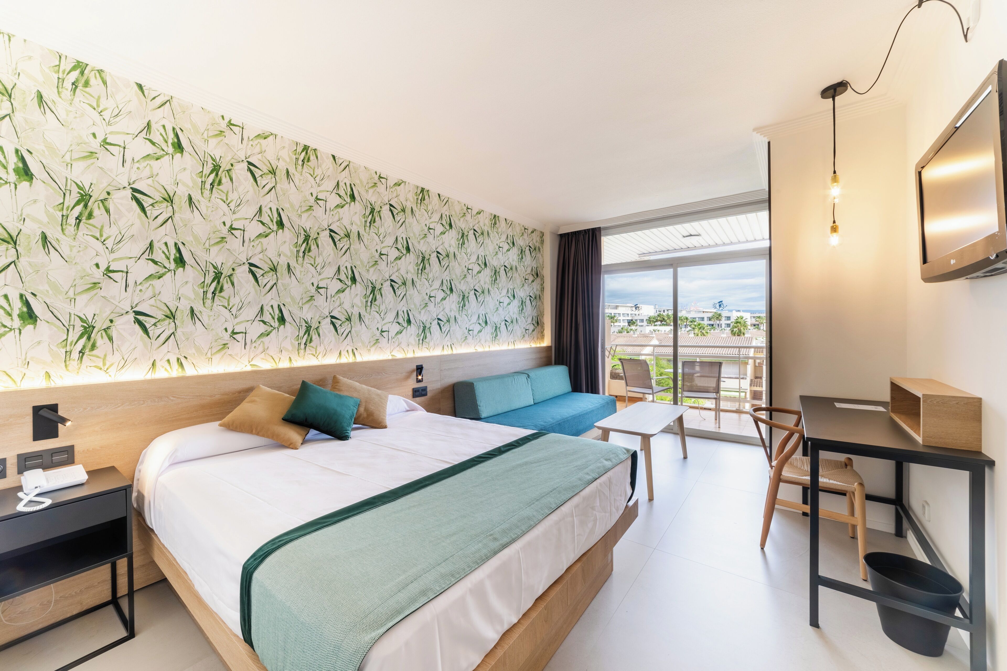 Chambre quadruple Standard | Minibar, coffre-fort, bureau, literie fournie