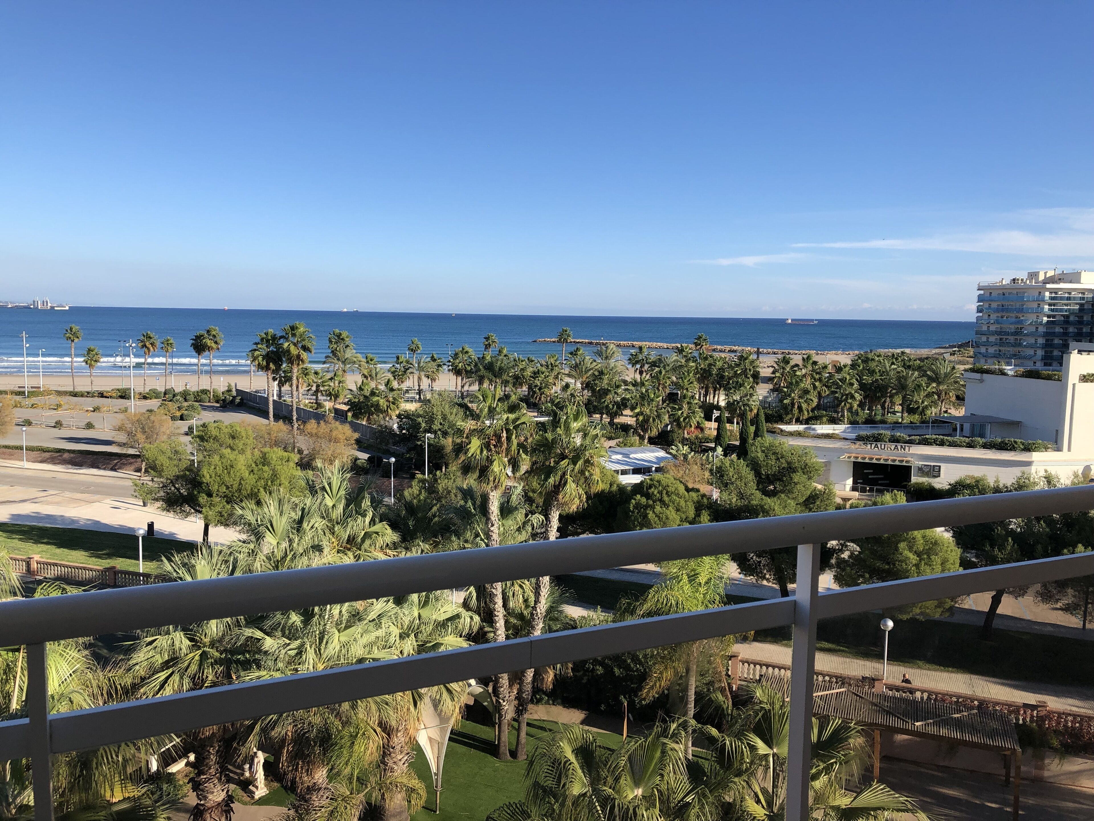 Standard Room, Sea View | Minibar, in-room safe, desk, bed sheets