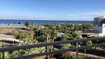 Standard Room, Sea View | Minibar, in-room safe, desk, bed sheets