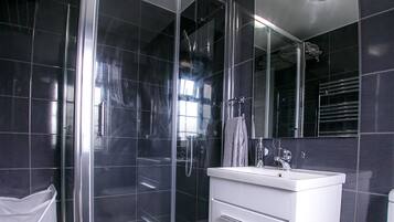Comfort Apartment, Multiple Beds, Kitchen, Garden View | Bathroom | Shower, hair dryer, towels, shampoo