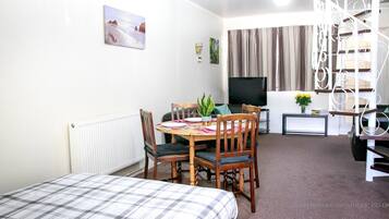 Comfort Apartment, Multiple Beds, Kitchen, Garden View | Living room | Flat-screen TV