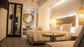 Une chambre à coucher moderne avec un grand lit, des tables de chevet, un miroir et un design original pour le panneau de tête de lit.