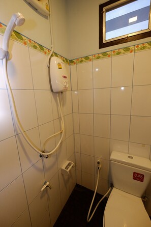 Standard King Room | Kamar mandi | Shower, perlengkapan mandi gratis,  dan pengering rambut