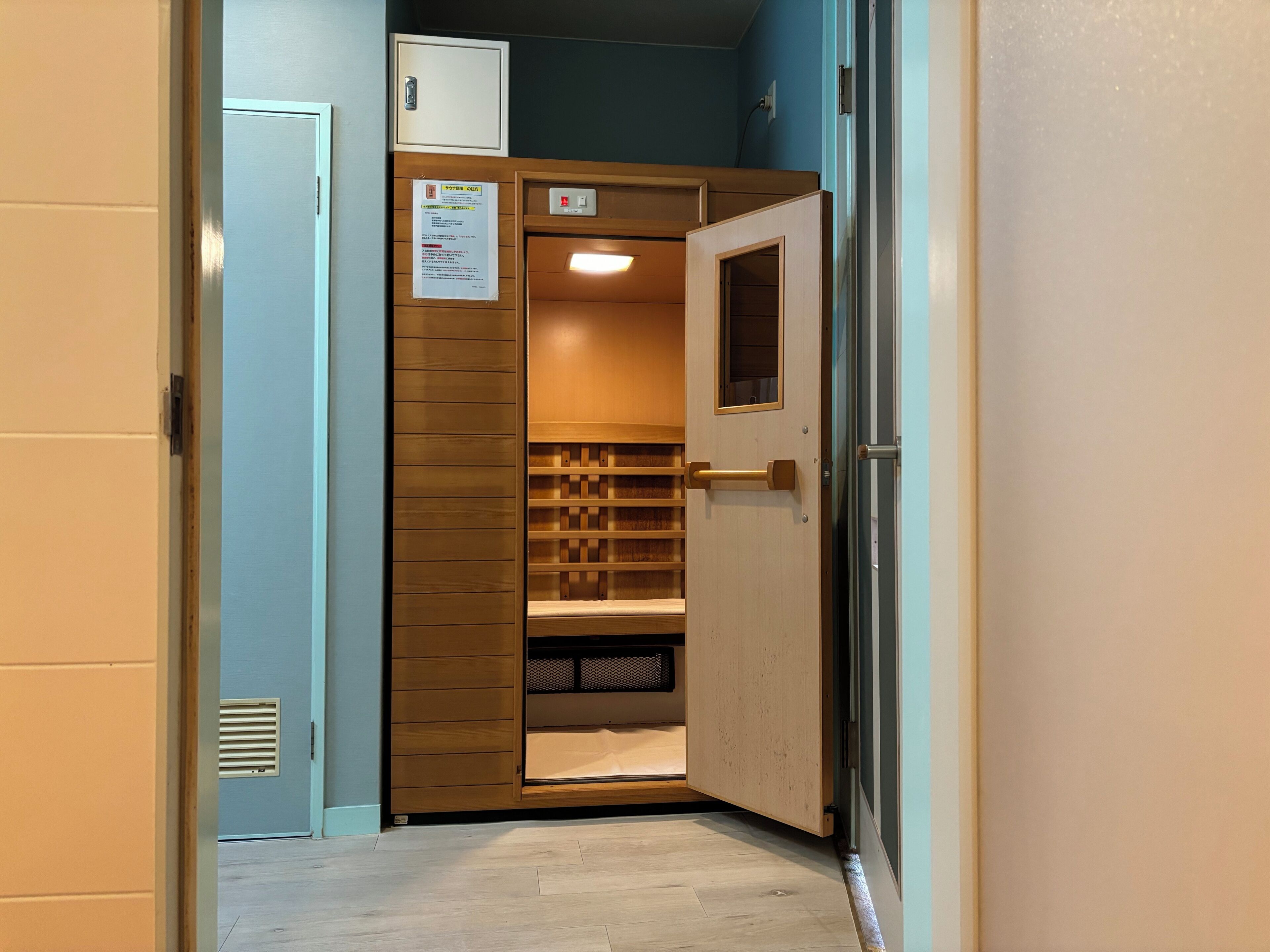 Eenvoudige Twin kamer | Badkamer | Een bad/douchecombinatie, een bubbelbad, gratis toiletartikelen