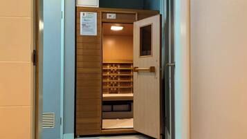 Basic Twin Room with Sauna | Bathroom | Combined shower/tub, jetted tub, free toiletries, hair dryer