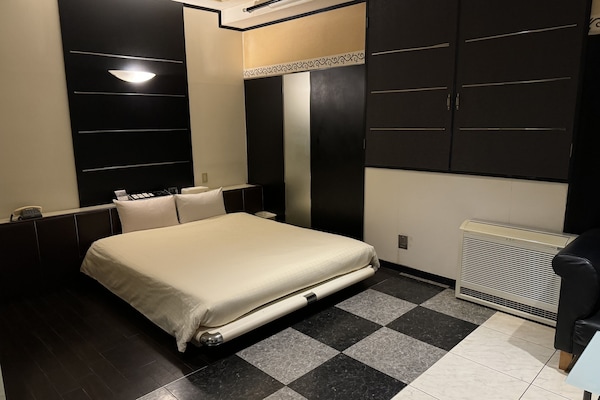 Basic Double Room, Smoking (A) | Bar mini, Wi-fi percuma, cadar katil