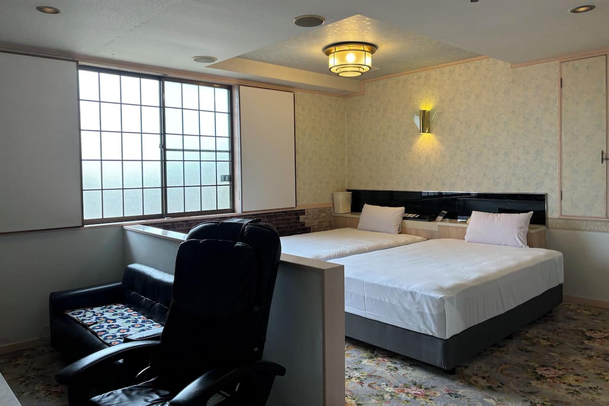 Minibar, wifi gratis y ropa de cama