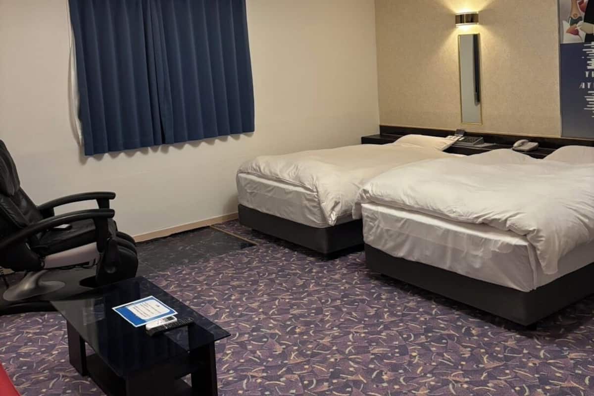 Basic Twin Room | Minibar, free WiFi, bed sheets